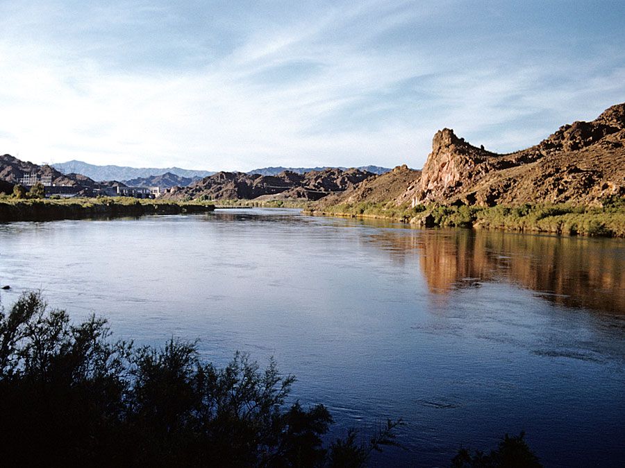 Western States: U.S.A., vista, Colorado River near Hydroelectric Parker Dam
